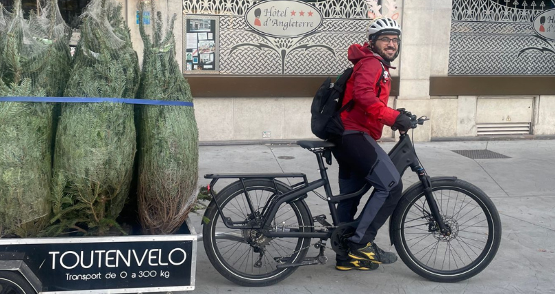 Livraison sapins noel remorque velo