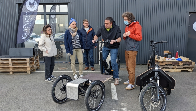 Des porteurs de projets testent les vélos cargos chez Toutenvélo