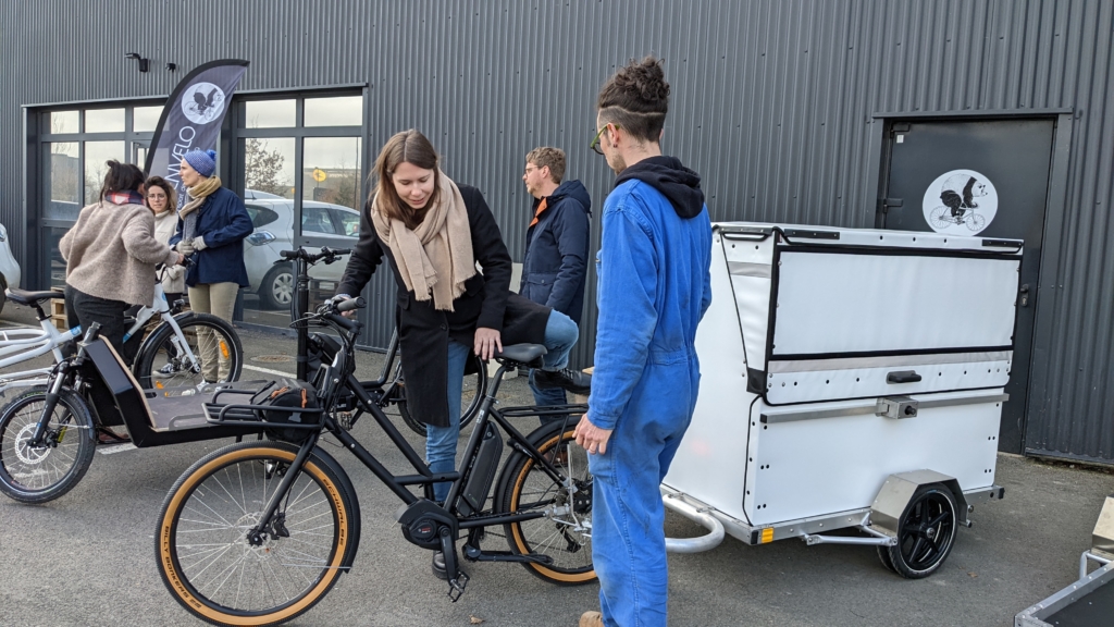 Les porteurs de projets testent des vélos et remorques.